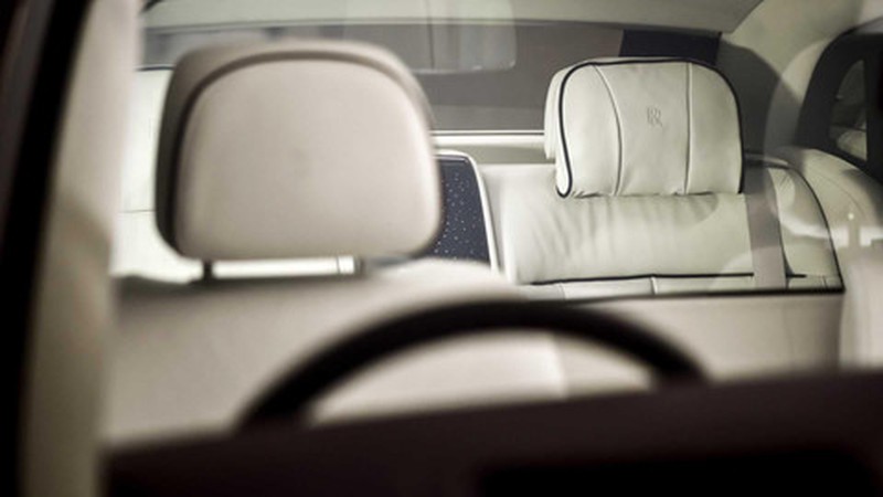 Kham pha Rolls-Royce Phantom co vach ngan rieng tu tuyet doi hinh anh 2