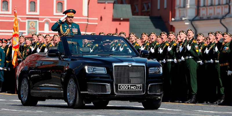 Limousine mui tran cua Tong thong Putin xuat hien tai le duyet binh hinh anh 1