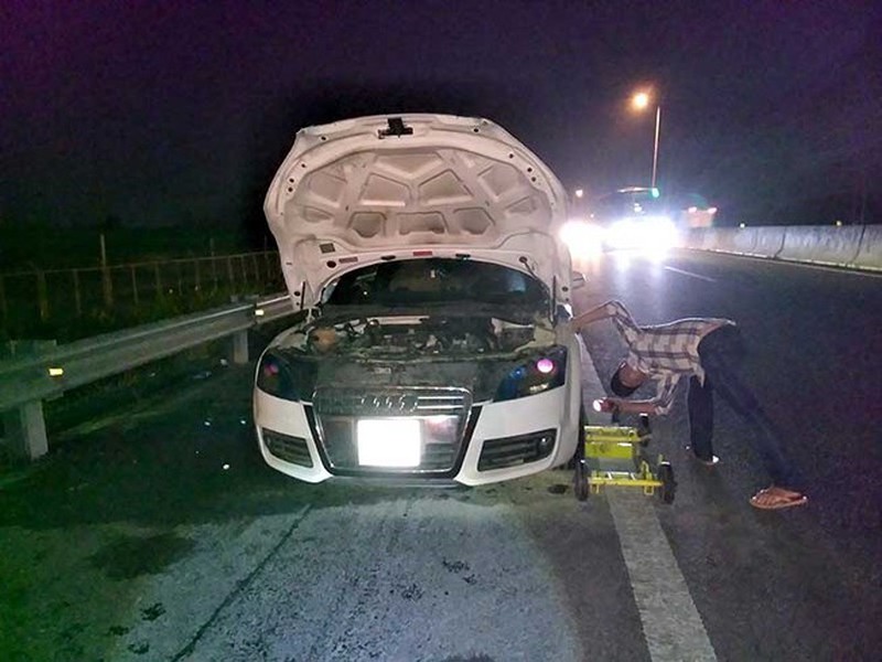 Những vụ xe sang tiền tỷ bốc cháy dữ dội gây hoang mang