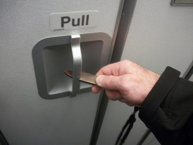 Bat ngo voi nhung do dung nhieu vi khuan nhat tren may bay hinh anh 5