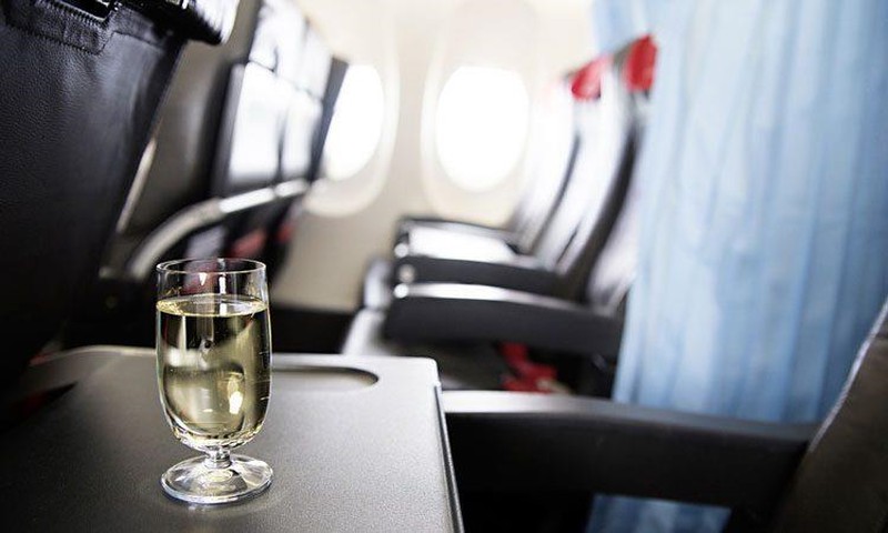 Bat ngo voi nhung do dung nhieu vi khuan nhat tren may bay hinh anh 10