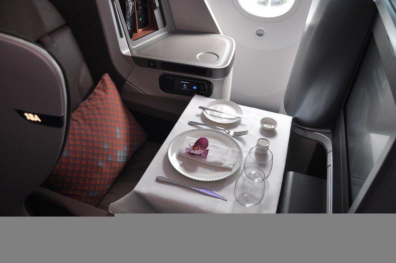 Bat ngo voi nhung do dung nhieu vi khuan nhat tren may bay hinh anh 11