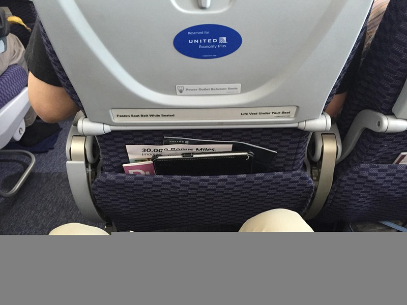 Bat ngo voi nhung do dung nhieu vi khuan nhat tren may bay hinh anh 4