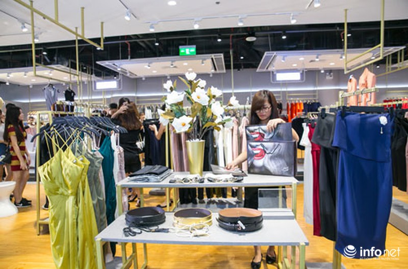 Vân Anh Scarlet khoe nhan sắc quyến rũ trong tiệc khai trương V-Fashion designers - ảnh 2