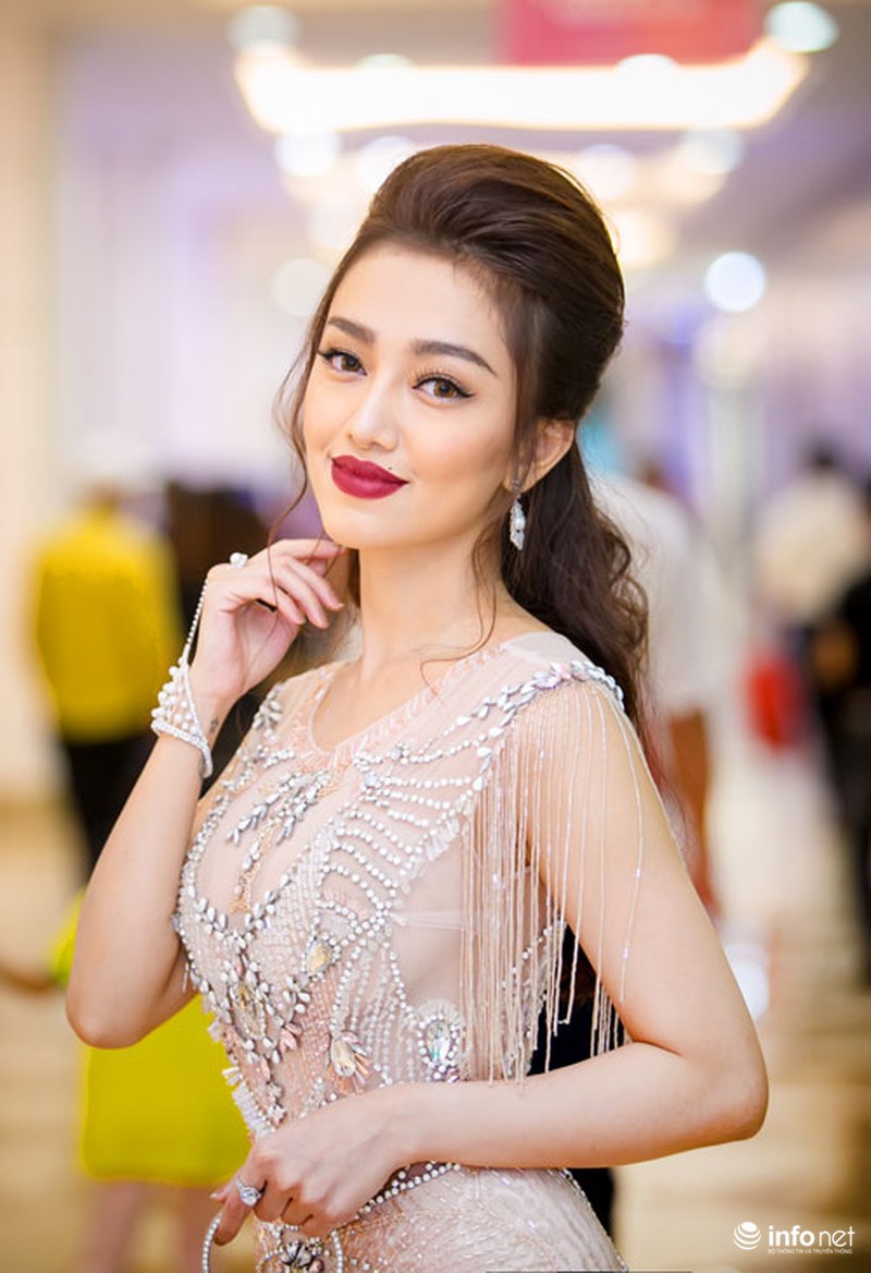 Vân Anh Scarlet khoe nhan sắc quyến rũ trong tiệc khai trương V-Fashion designers - ảnh 9