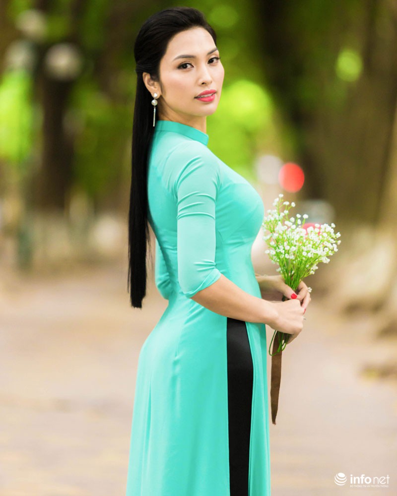 MC Huyền Sâm duyên dáng, thướt tha trong tà áo dài dạo phố - ảnh 1