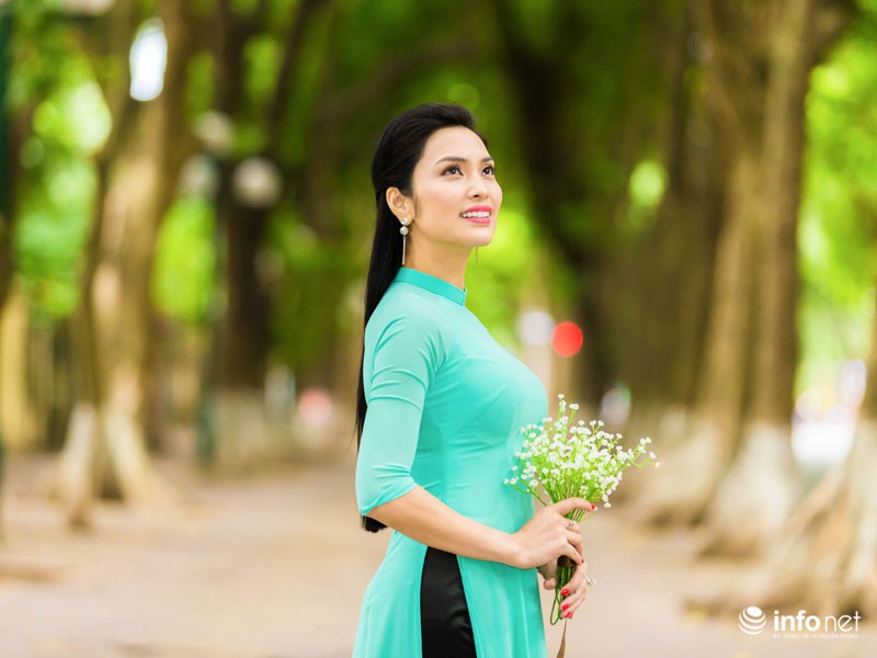 MC Huyền Sâm duyên dáng, thướt tha trong tà áo dài dạo phố - ảnh 2