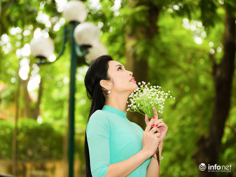 MC Huyền Sâm duyên dáng, thướt tha trong tà áo dài dạo phố - ảnh 3