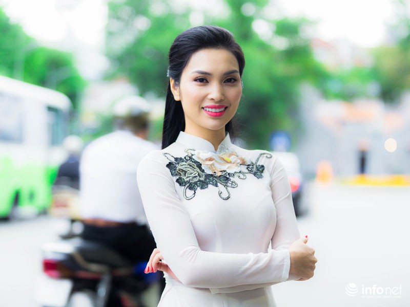 MC Huyền Sâm duyên dáng, thướt tha trong tà áo dài dạo phố - ảnh 4