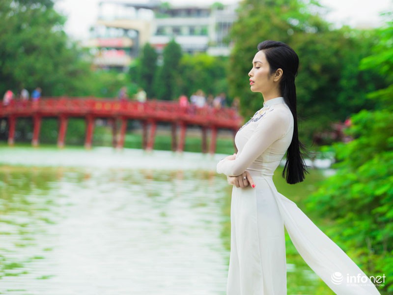 MC Huyền Sâm duyên dáng, thướt tha trong tà áo dài dạo phố - ảnh 5