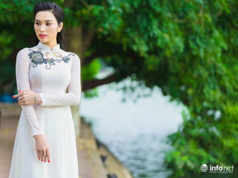 MC Huyền Sâm duyên dáng, thướt tha trong tà áo dài dạo phố - ảnh 6