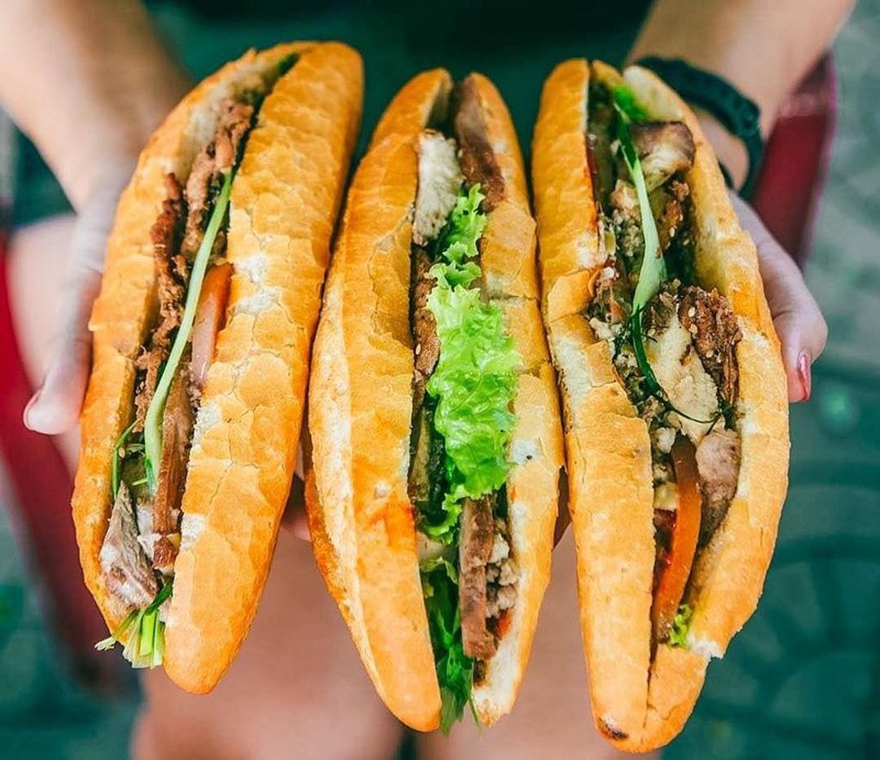 Bánh mì - món ăn đặc trưng của Việt Nam, đã trở thành một trong những món ăn đường phố phổ biến nhất trên toàn thế giới. Những lát bánh mì giòn tan, phô mai thơm ngon và các loại nhân thịt ngon miệng sẽ chắc chắn thu hút sự chú ý của bạn. Hãy xem những hình ảnh bánh mì thơm ngon với các loại nhân bổ dưỡng để làm đầy dạ dày!