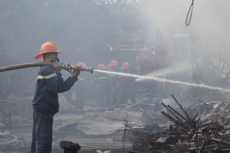 Hiện trường tan hoang vụ cháy chợ Ba Đồn - ảnh 1