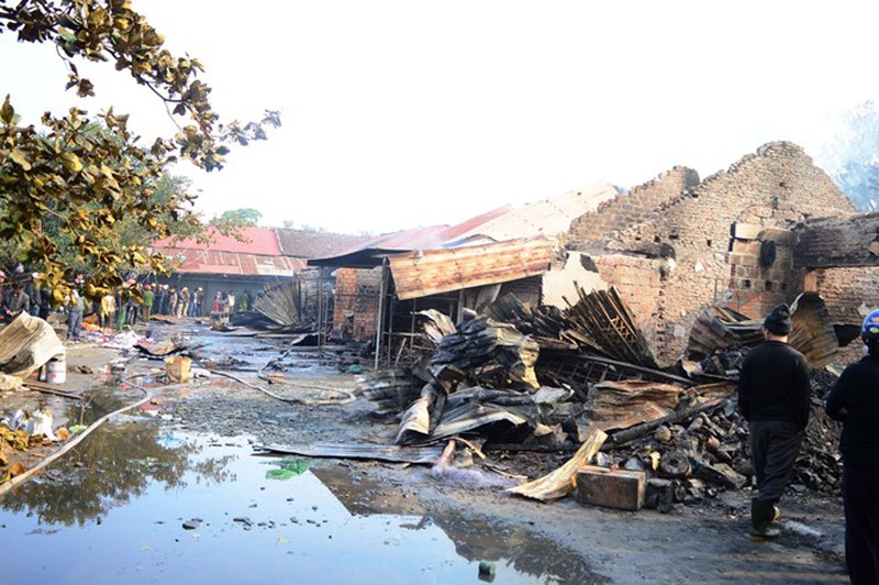 Hiện trường tan hoang vụ cháy chợ Ba Đồn - ảnh 2
