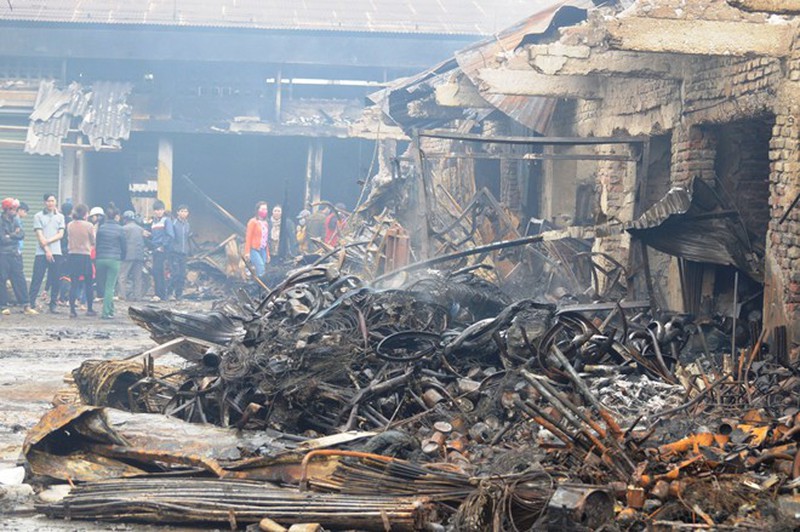 Hiện trường tan hoang vụ cháy chợ Ba Đồn - ảnh 3