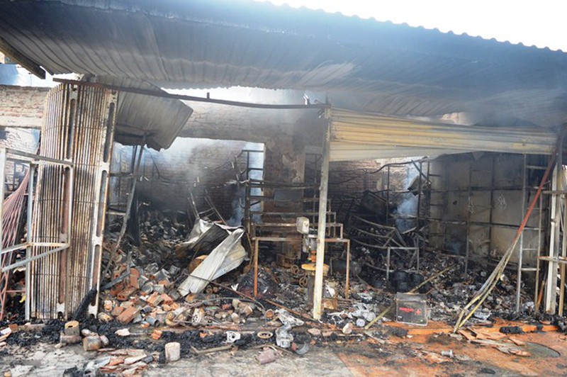 Hiện trường tan hoang vụ cháy chợ Ba Đồn - ảnh 4