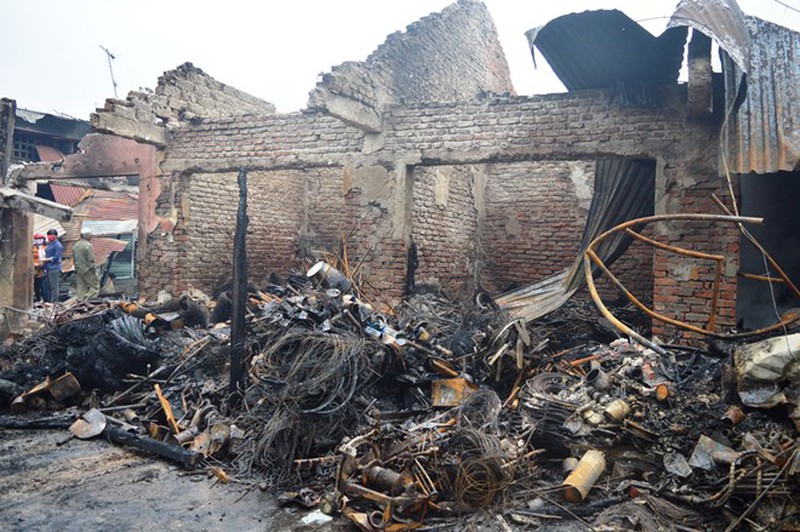 Hiện trường tan hoang vụ cháy chợ Ba Đồn - ảnh 5