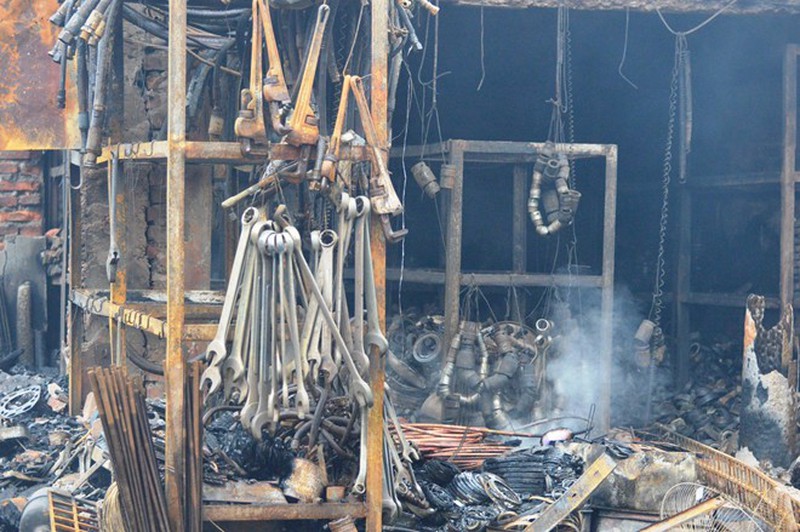 Hiện trường tan hoang vụ cháy chợ Ba Đồn - ảnh 6