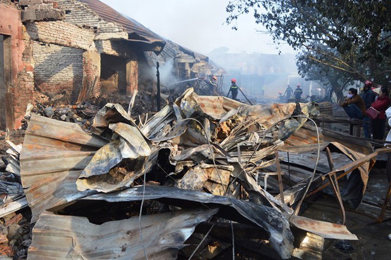 Hiện trường tan hoang vụ cháy chợ Ba Đồn - ảnh 8