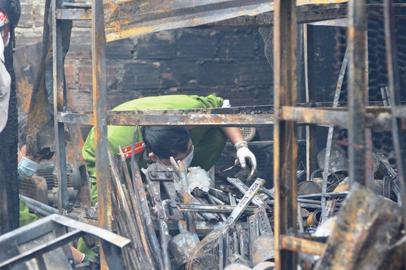Hiện trường tan hoang vụ cháy chợ Ba Đồn - ảnh 7