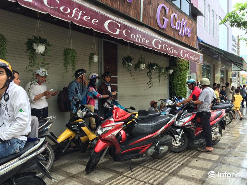 Người dân TP.HCM đổ xô ra đường đón Tổng thống Hoa Kỳ Obama - ảnh 10