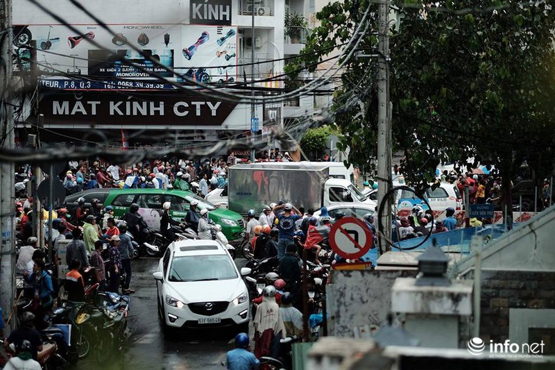 Người dân TP.HCM đổ xô ra đường đón Tổng thống Hoa Kỳ Obama - ảnh 1