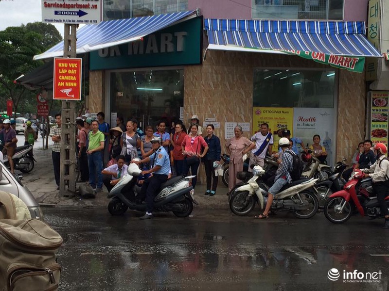 Người dân TP.HCM đổ xô ra đường đón Tổng thống Hoa Kỳ Obama - ảnh 2