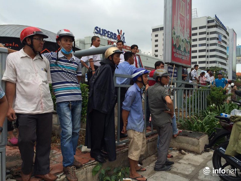 Người dân TP.HCM đổ xô ra đường đón Tổng thống Hoa Kỳ Obama - ảnh 3