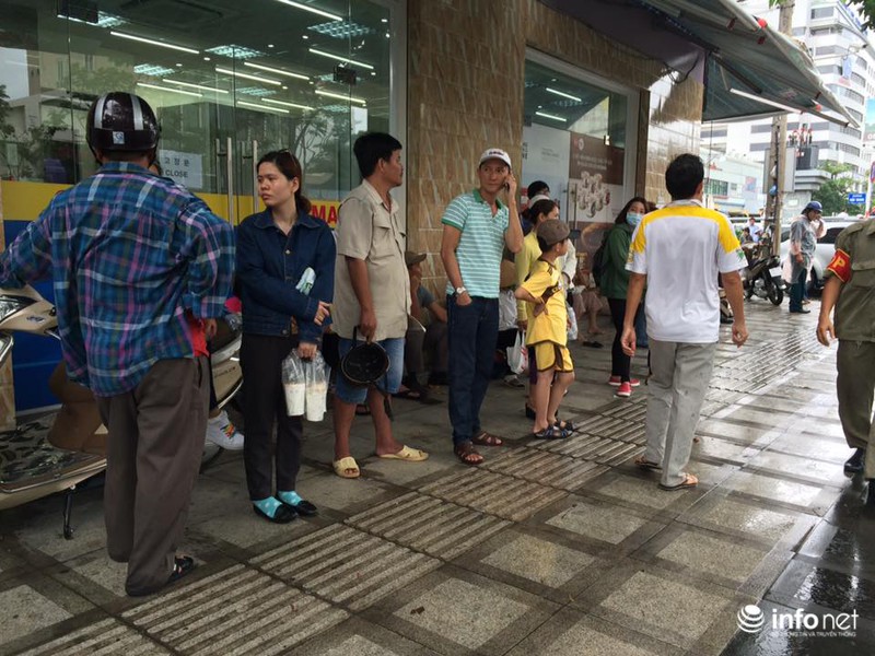 Người dân TP.HCM đổ xô ra đường đón Tổng thống Hoa Kỳ Obama - ảnh 4