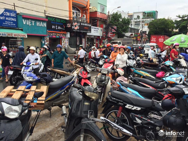 Người dân TP.HCM đổ xô ra đường đón Tổng thống Hoa Kỳ Obama - ảnh 6