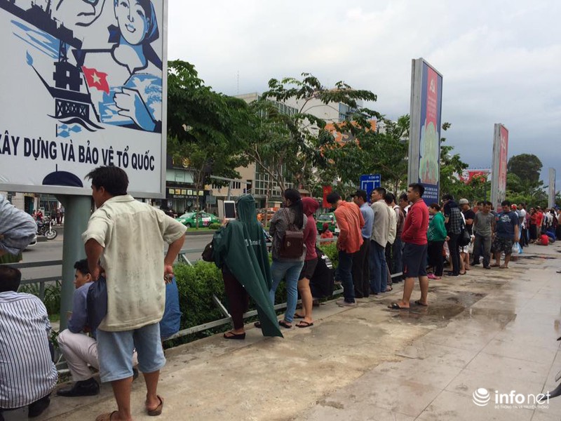 Người dân TP.HCM đổ xô ra đường đón Tổng thống Hoa Kỳ Obama - ảnh 11