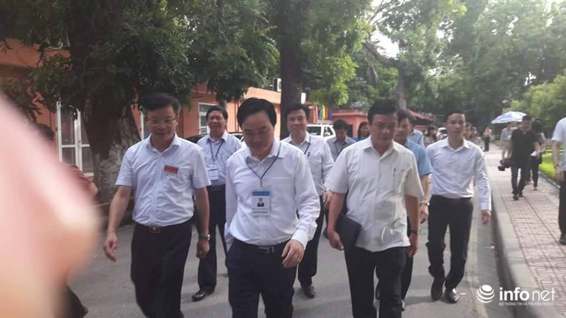 Bộ trưởng Bộ GD&ĐT trò chuyện với phụ huynh đưa con đi thi THPT quốc gia - ảnh 4