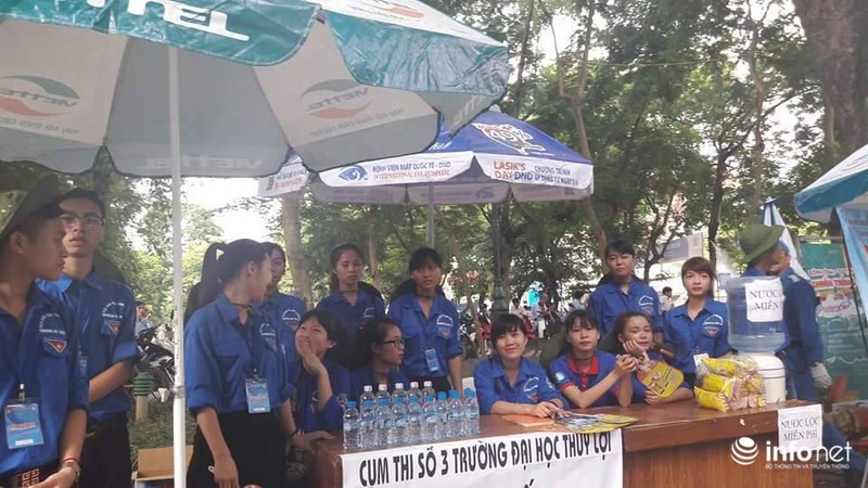 Bộ trưởng Bộ GD&ĐT trò chuyện với phụ huynh đưa con đi thi THPT quốc gia - ảnh 9