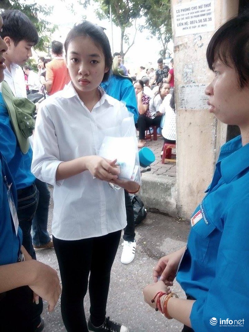 Bộ trưởng Bộ GD&ĐT trò chuyện với phụ huynh đưa con đi thi THPT quốc gia - ảnh 7