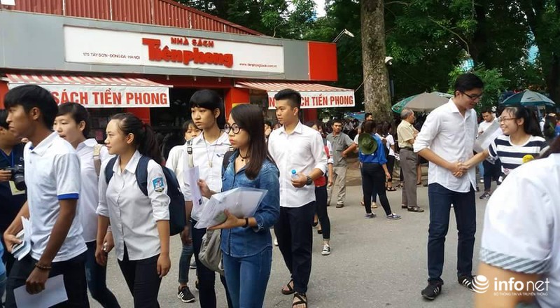 Bộ trưởng Bộ GD&ĐT trò chuyện với phụ huynh đưa con đi thi THPT quốc gia - ảnh 8