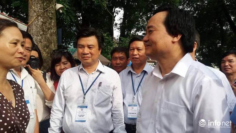 Bộ trưởng Bộ GD&ĐT trò chuyện với phụ huynh đưa con đi thi THPT quốc gia - ảnh 1