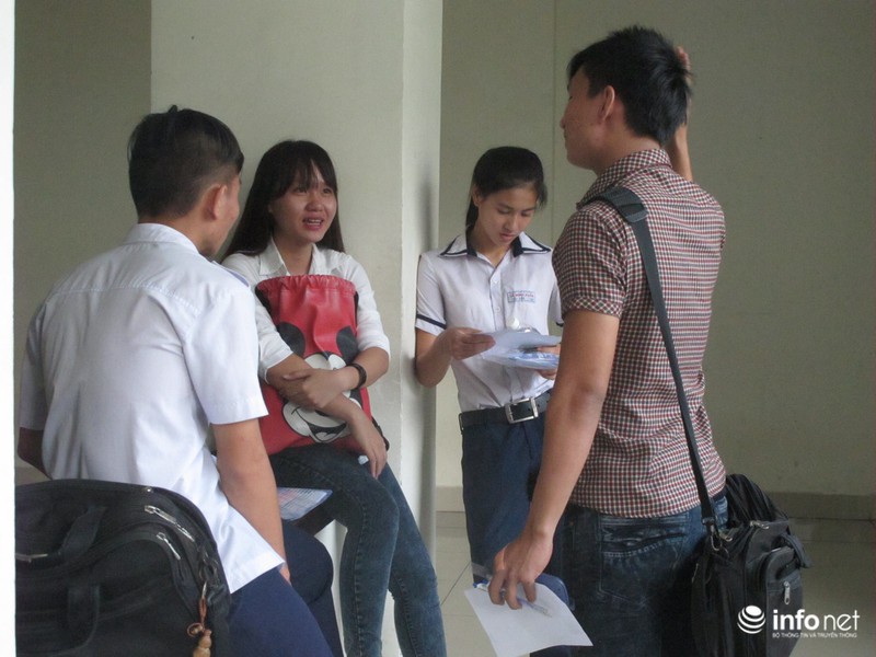 Bộ trưởng Bộ GD&ĐT trò chuyện với phụ huynh đưa con đi thi THPT quốc gia - ảnh 10