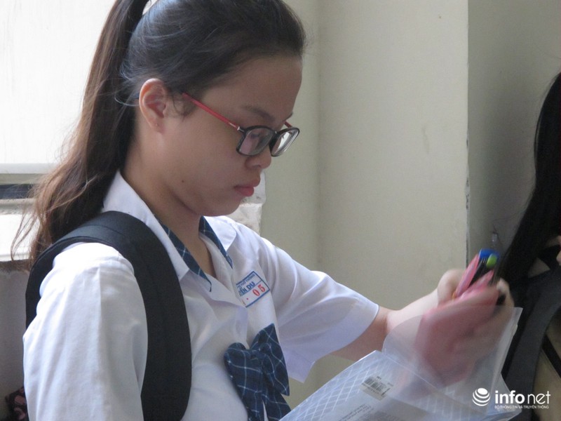 Bộ trưởng Bộ GD&ĐT trò chuyện với phụ huynh đưa con đi thi THPT quốc gia - ảnh 11