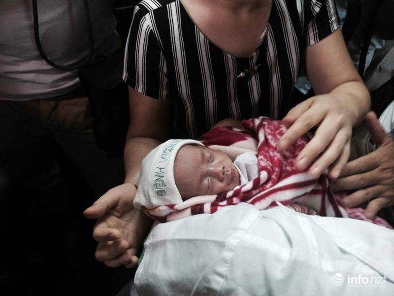 Cảm động hình ảnh bé Trần Gấu ngày xuất viện - ảnh 2
