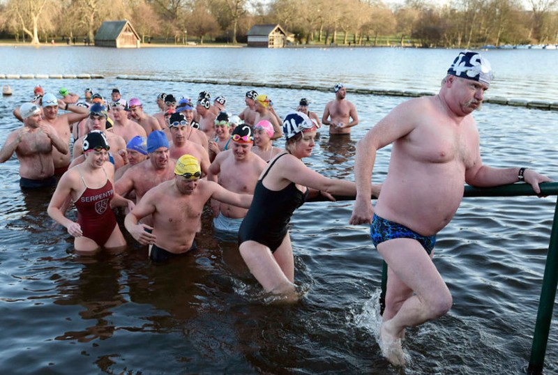 Độc đáo cuộc thi bơi trong nước lạnh 3oC ở London - ảnh 3