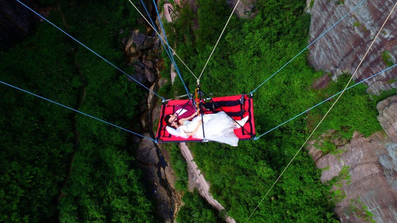 Mạo hiểm treo mình ở độ cao 180 mét để chụp ảnh cưới - ảnh 1