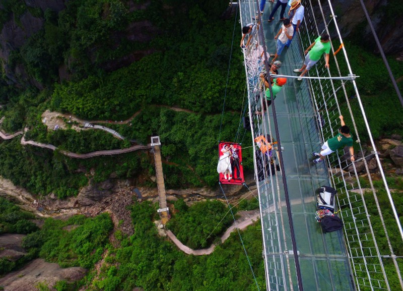 Mạo hiểm treo mình ở độ cao 180 mét để chụp ảnh cưới - ảnh 2