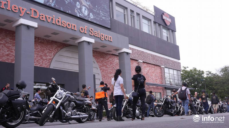 Hàng chục siêu mô-tô Harley Davidson rầm rập