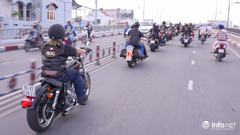 Hàng chục siêu mô-tô Harley Davidson rầm rập