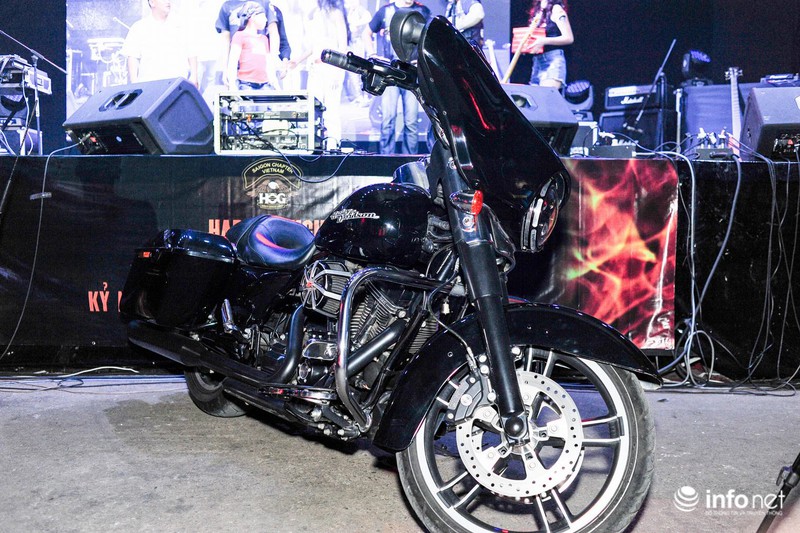 Hàng chục siêu mô-tô Harley Davidson rầm rập