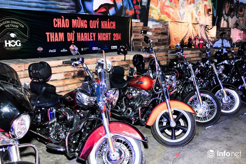 Hàng chục siêu mô-tô Harley Davidson rầm rập
