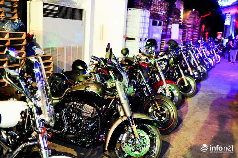 Hàng chục siêu mô-tô Harley Davidson rầm rập