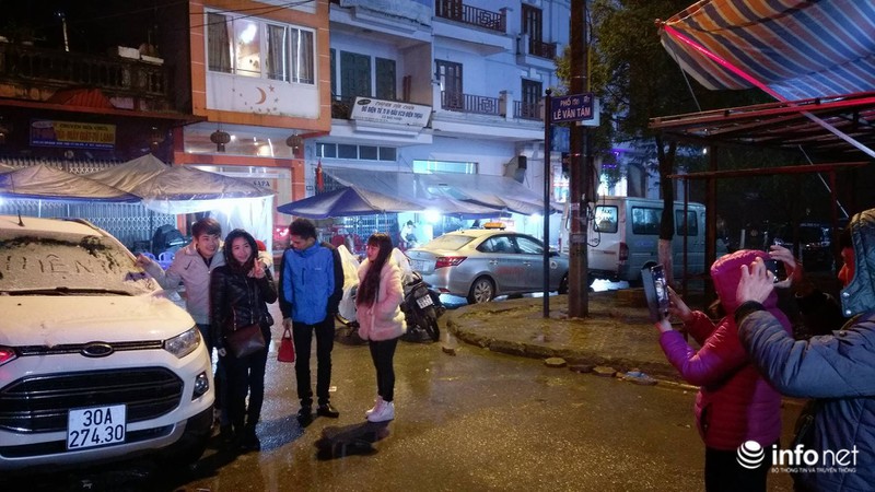 Nhiệt độ giảm xuống âm, tuyết bắt đầu rơi ở Sapa - ảnh 10