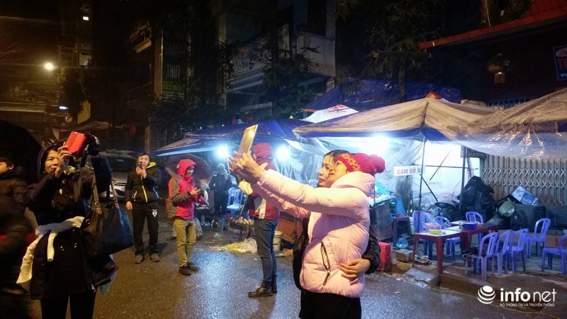 Nhiệt độ giảm xuống âm, tuyết bắt đầu rơi ở Sapa - ảnh 13