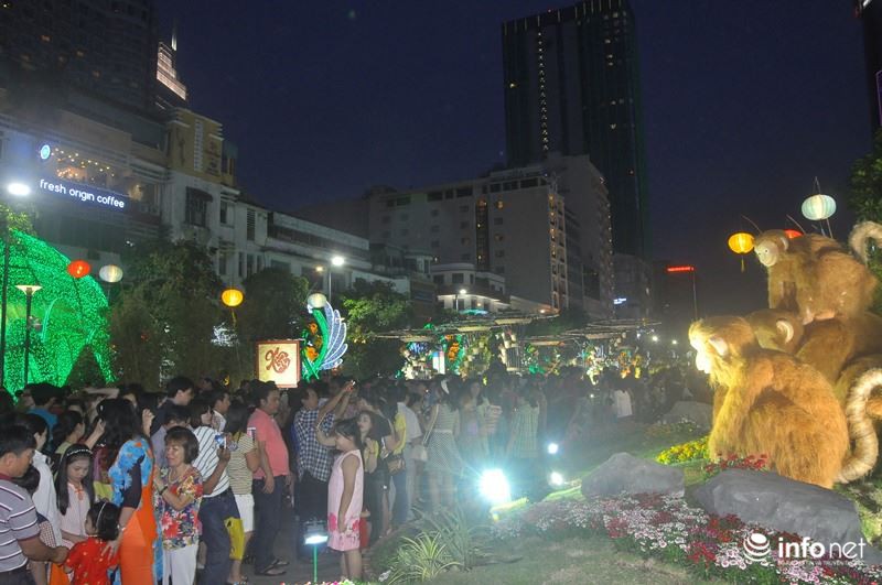 Ảnh: Những thiên thần nhỏ dạo phố đón Giao thừa ở đường hoa Nguyễn Huệ - ảnh 1